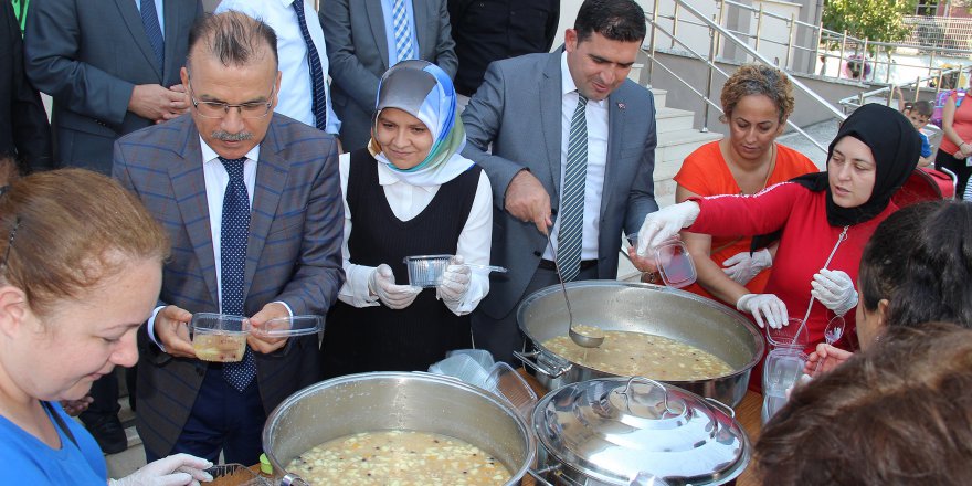 Kaymakam Gözen aşure dağıttı