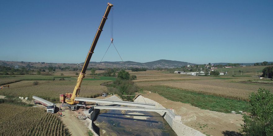 İKİ KÖYÜ BİRLEŞTİRECEK: Köprünün kirişleri yerleştirildi