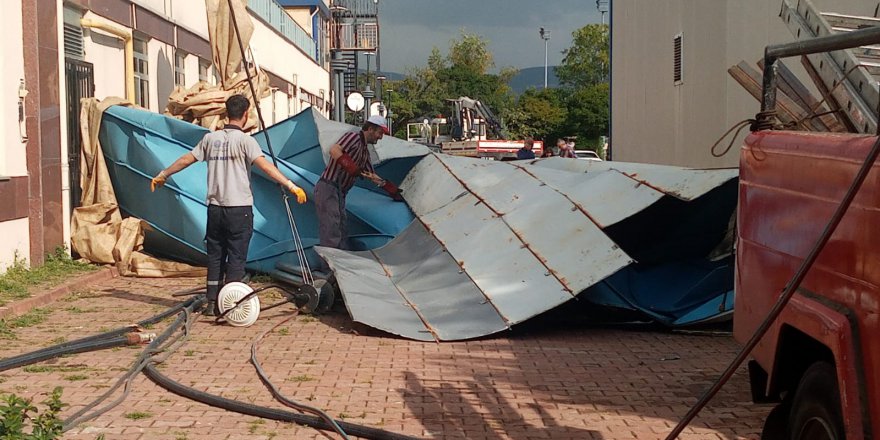 Ağaçlar otomobillerin üzerine devrildi, çatılar uçtu