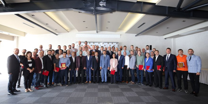 İZAYDAŞ çalışanlarına kıdem plaketi  