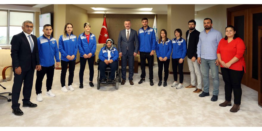 Başkan Büyükakın, Kağıtspor’un şampiyon sporcularını ağırladı