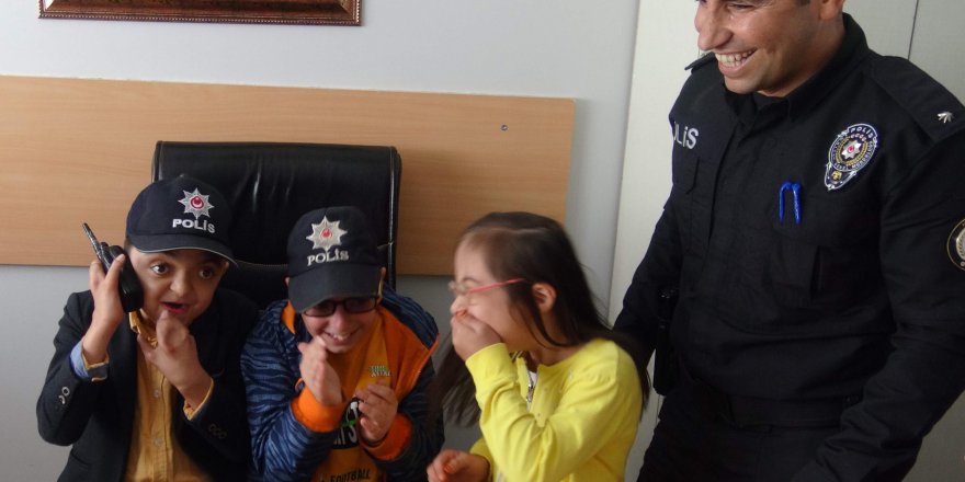 Polis telsiziyle konuşan çocukların heyecanı