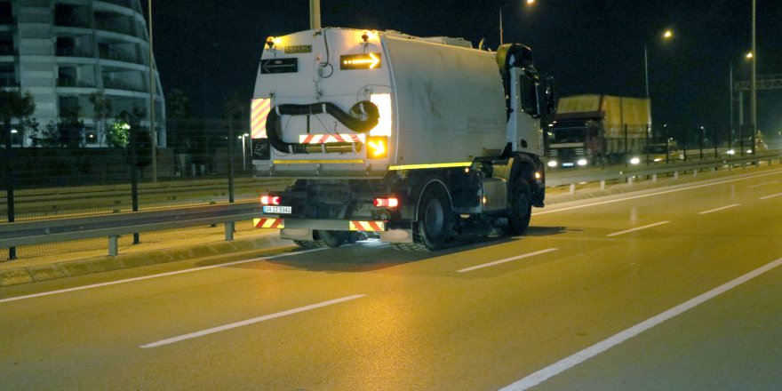 Yol kenarları gece gündüz temizleniyor