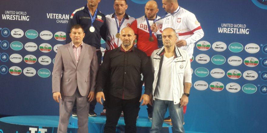Veteran güreşçilerden çifte dünya şampiyonluğu