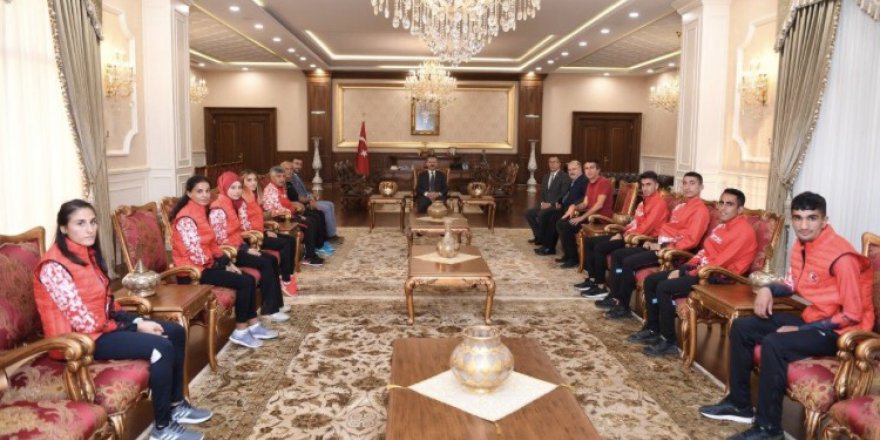 Milli atletler valinin huzuruna çıktı