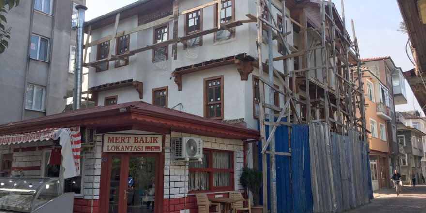 Çıpalı Konak’ın ahşap kapıları takıldı