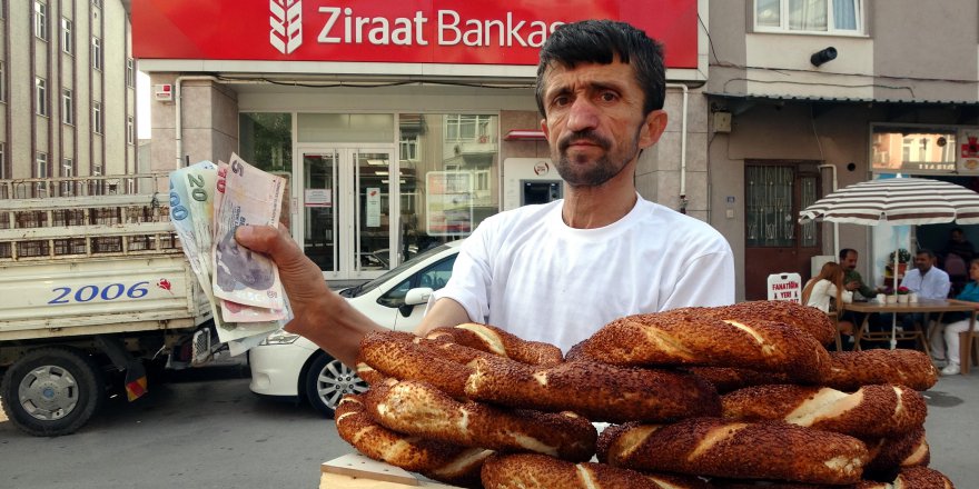Simit satarak Mehmetçik Vakfı'na bağışta bulundu