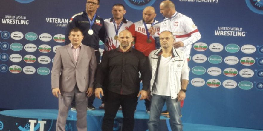 Veteran güreşçilerimizden çifte dünya şampiyonluğu