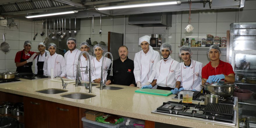 Beyaz Kalpler Aşçı Yardımcılığı Kursu