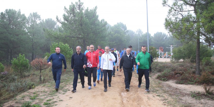 Çiftçi’den sporcularla sabah yürüyüşü