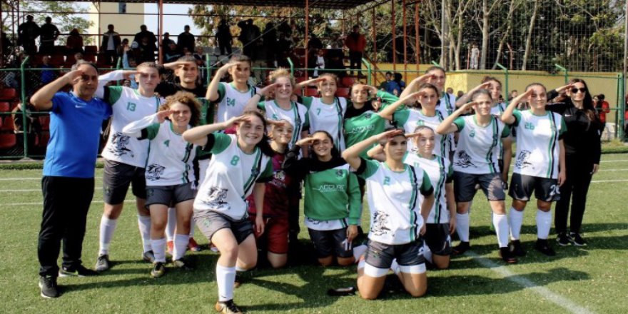 Ne varsa kızlarda var!