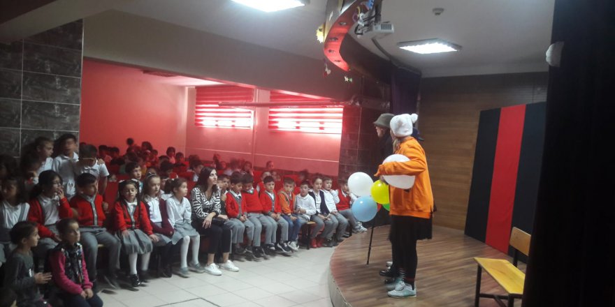 Mehmet Alp Tiryakioğlu öğrencileri tiyatro izledi