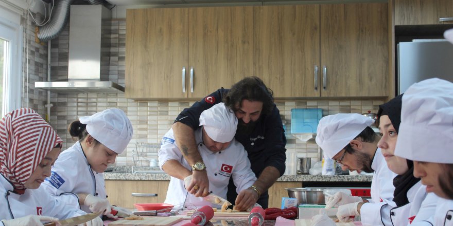 Cemil Meriç öğrencileriyle yemek yaptı