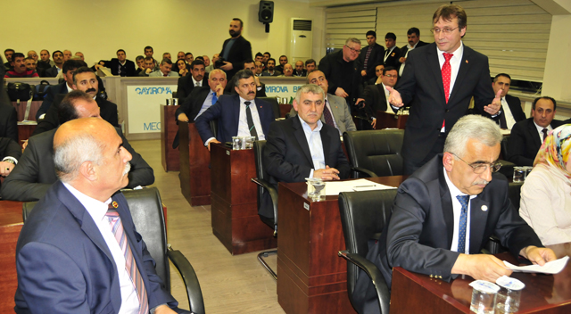 Çayırova’da gergin meclis