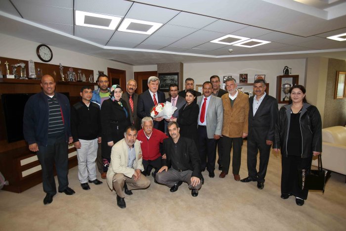 Romanlardan Karaosmanoğlu’na ziyaret