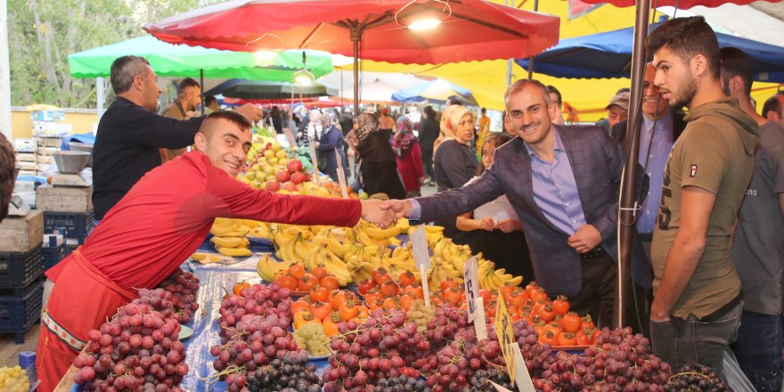 Çarşamba pazarını gezdi