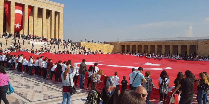 Anatkabir’de dev bayrak