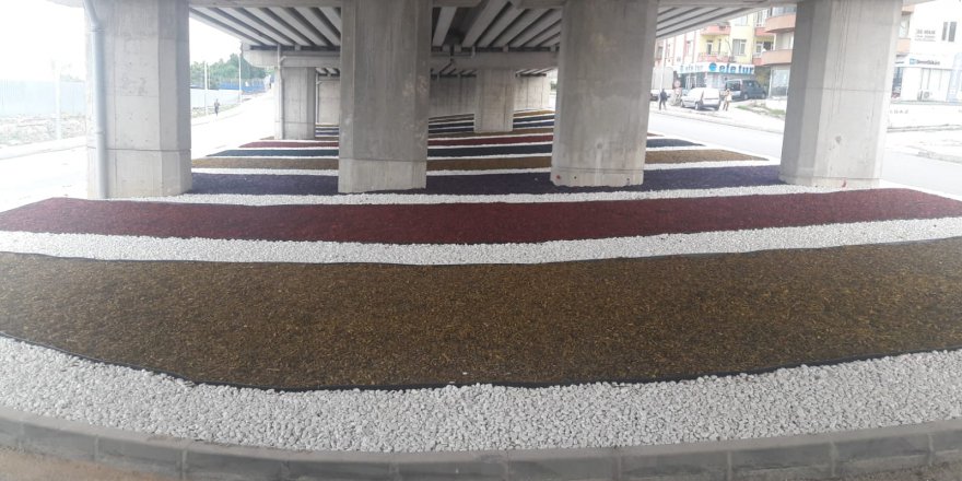 Kavşak köprüsü rengarenk oldu  