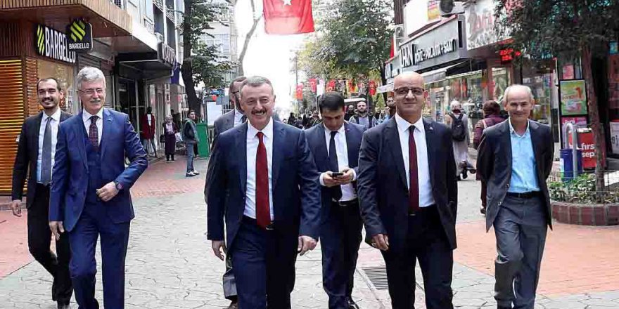 Büyükakın, İzmit caddelerini turladı