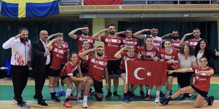 Korfbolda tarihi başarı!