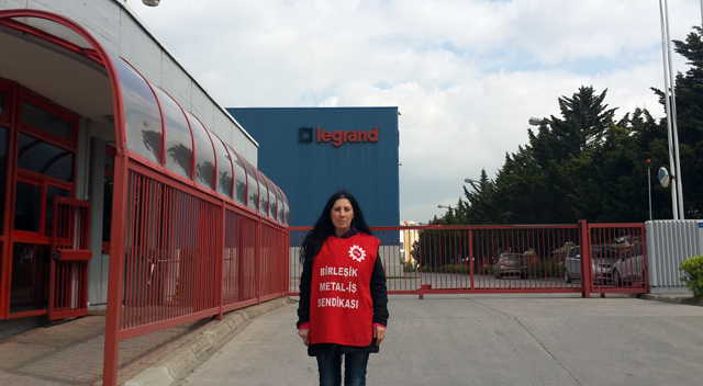 İşten atılan kadın işçi direniş başlattı