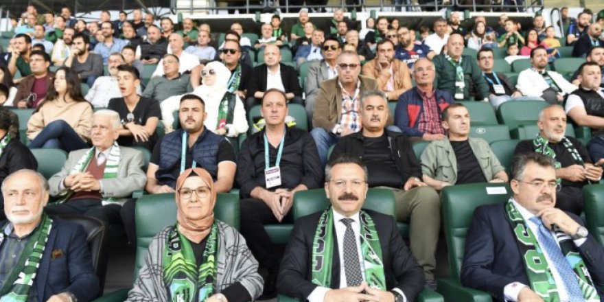 Vali Hüseyin Aksoy Maçtaydı
