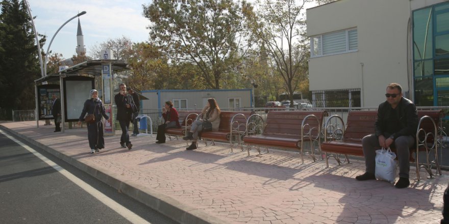 Cep duraklarına yeni banklar yerleştirildi