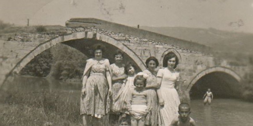 Mimar Sinan Köprüsü önünde