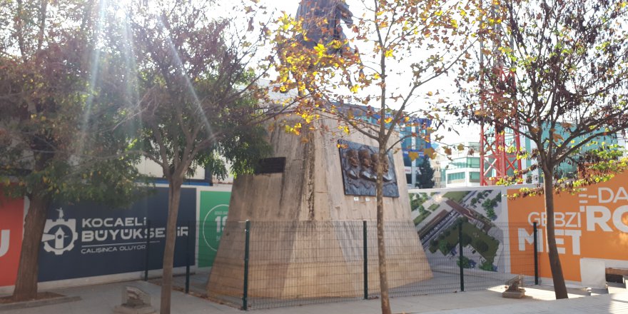 ETRAFINA TEL ÖRGÜ ÇEKİLDİ: Atatürk anıtı korumaya alındı