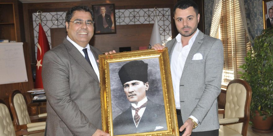 Atatürk tablosu hediye etti