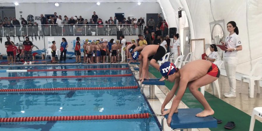 Başöğretmen Atatürk için yarıştılar