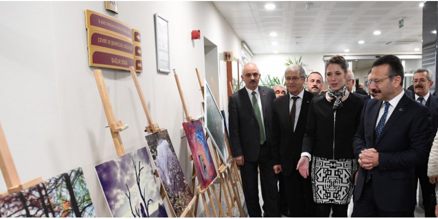 Resim sergisini gezdi