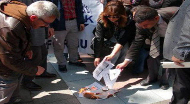 KESK’liler bordrolarını yaktı