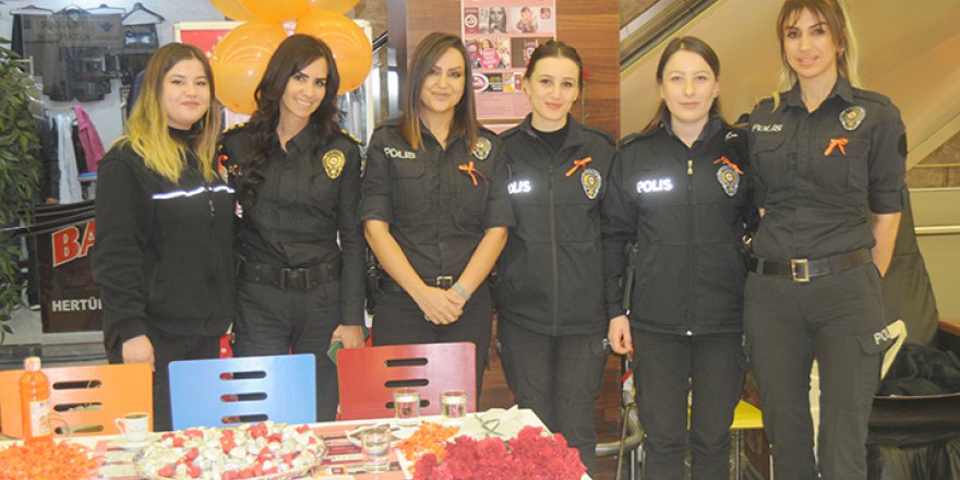 Polisler KADES ile ilgili bilgilendirme broşürü dağıttı