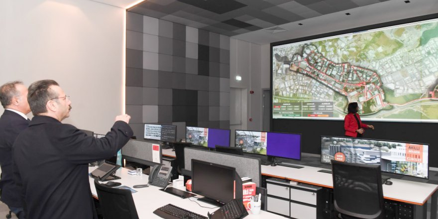 Vali Aksoy, GOSB Veri Depolama Tesisi’nde incelemede bulundu