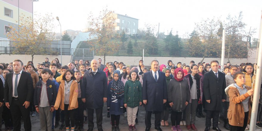 Bayrak törenine katıldılar