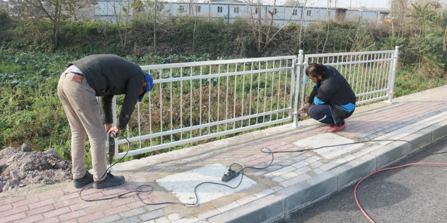 Caddeye ferforje korkuluk imalatı yapılıyor