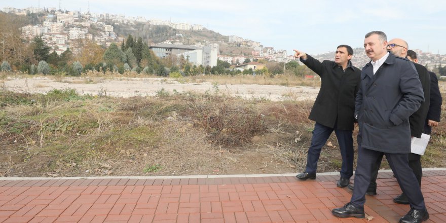 İki istasyona iki üstgeçit