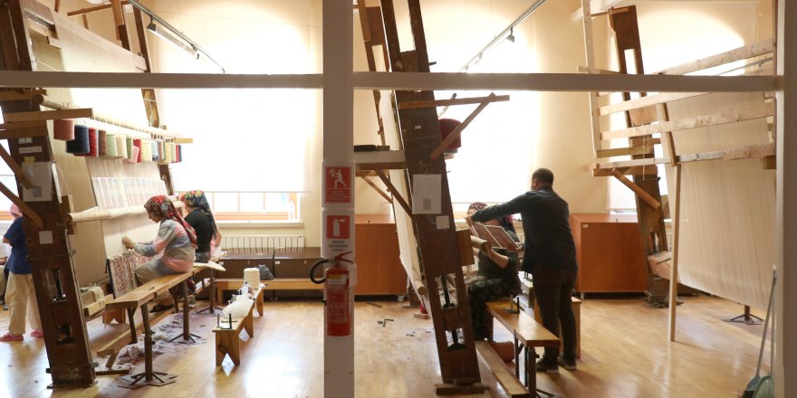 Tarihi Hereke halısına hayat veriyorlar