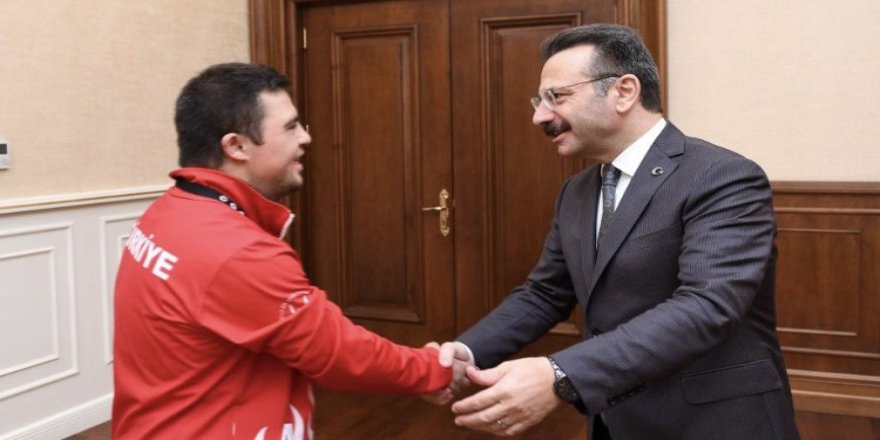 Vali Aksoy yakışanı yaptı