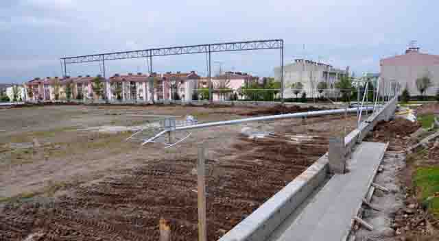 Arslanbey’deki futbol sahası hızla ilerliyor