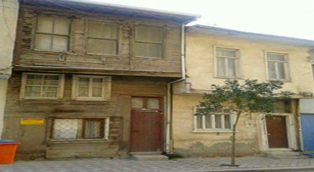 Tarihi evler kaderlerine terk edildi