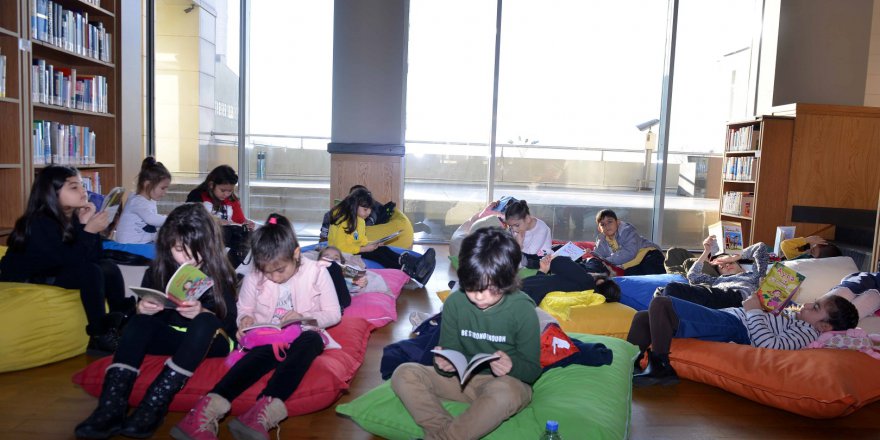 Minikler anneleriyle kitap okudu