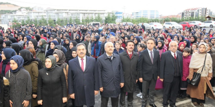 Kız İmam Hatip Lisesinin bayrak töreni