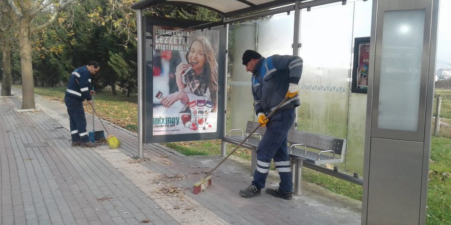 Otobüs duraklarında temizlik yapılıyor