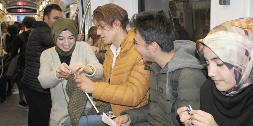 Farkındalık için tramvayda örgü ördüler