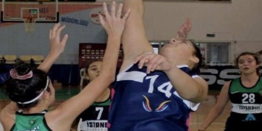 Genç erkek ve kızlar parkeye çıkıyor