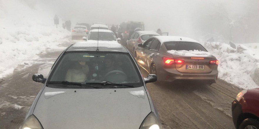 Zirve yolunda trafik yoğunluğu 