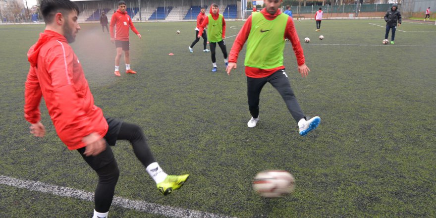 Menekşe yağmur çamur dinlemiyor!