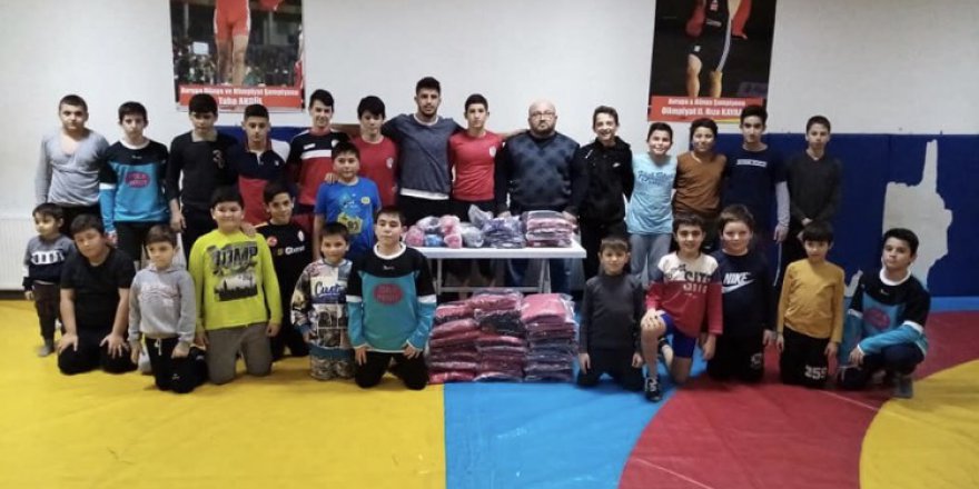 Güreşçilere malzeme desteği